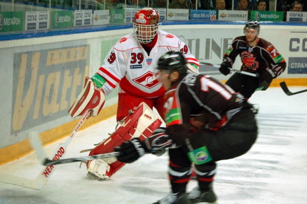 Dominik Hašek zasahuje při utkání s Omskem. Dominik Hašek zasahuje při utkání s Omskem.