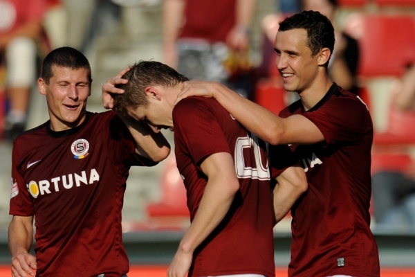 Juraj Kucka (uprostřed) přijímá gratulace za gól proti Jablonci.