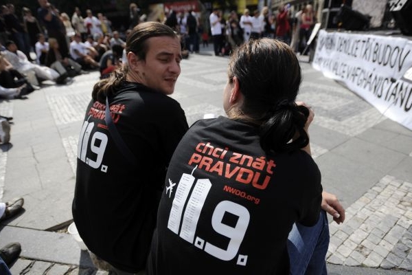 Aktivisté při demonstraci na Václavském náměstí.