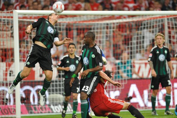 Fotbalistům Wolfsburgu (v zelenočerném) se zatím příliš nedaří.