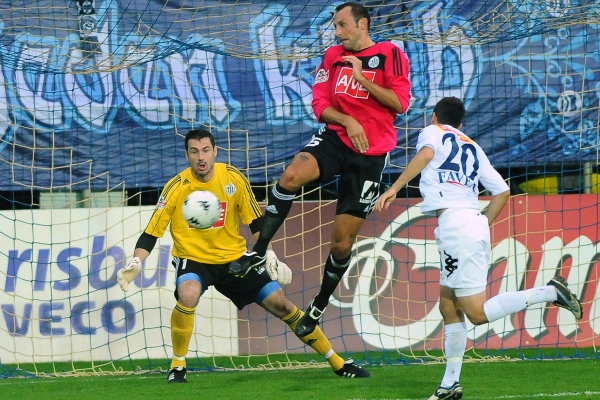 Budějovický gólman Kučera inkasuje první gól v zápase se Slováckem.