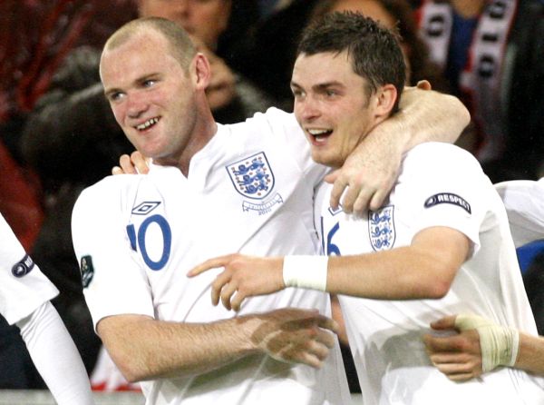Wayne Rooney (vlevo) má k úsměvu daleko. 