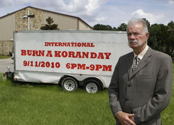 Pastor Terry Jones pohrozil, že o výročním dni teroristických útoků na USA spálí výtisky koránu, aby poukázal na násilnickou povahu islámského práva.