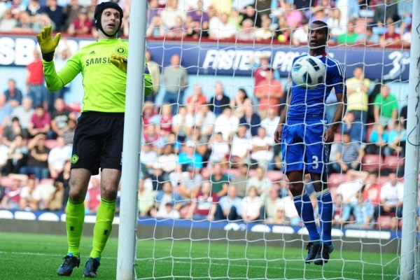 Brankář Petr Čech (ve žlutém) inkasoval po dlouhých šesti hodinách.