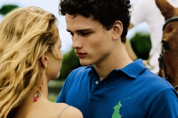Flakony nových vůní jsou inspirované tradičními tričky Ralph Lauren. 