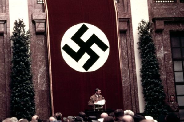 Svastika vytlačila na norimberském sjezdu císařskou vlajku.