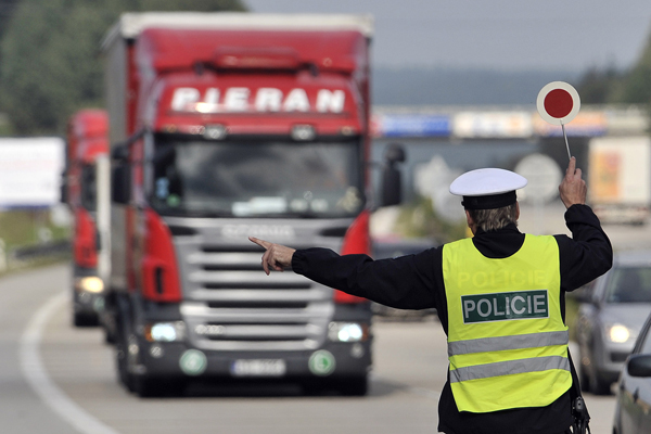 Dopravní policie by mohla dočasně řidiče připravit o doklady.
