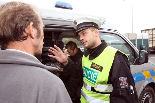 Pokud řidiče přistihne na začátku roku 2011 policie se starým řidičákem, hrozí mu pokuta až dva tisíce korun (ilustrační foto).