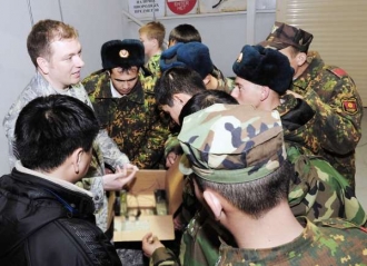 Vojáci USA a Kyrgyzstánu na kyrgyzské základně Manas.