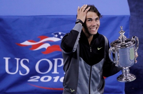 Rafael Nadal s pohárem pro vítěze US Open.