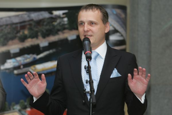 Ministr dopravy Vít Bárta (na snímku) slibuje, že výši mýtného nebudou určovat soukromé firmy, které postaví silnice. Ministr dopravy Vít Bárta (na snímku) slibuje, že výši mýtného nebudou určovat soukromé firmy, které postaví silnice.
