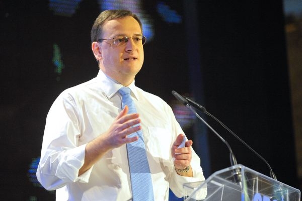 Nečas trvá na desetiprocentní redukci mzdových prostředků.