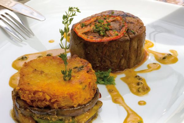 Steak se zeleninou, bramborovým koláčem a pepřovou omáčkou.