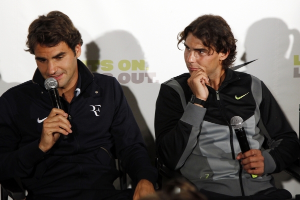 Roger Federer (vlevo) s Rafaelem Nadalem.