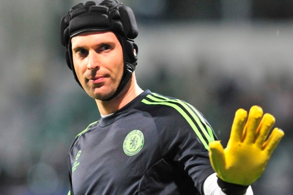 Petr Čech se omlouvá spoluhráčům za inkasovaný gól.