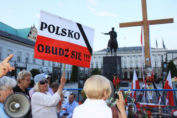 Kříž před palácem rozděloval Poláky.