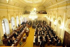 Sněmovna šetří a necestuje. Maximálně po EU.