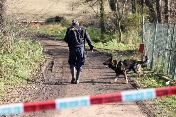 Vězně Tauchena při převozu osvobodila jeho manželka, ukryli se nedaleko jihočeských Hajan. Vězně Tauchena při převozu osvobodila jeho manželka, ukryli se nedaleko jihočeských Hajan.