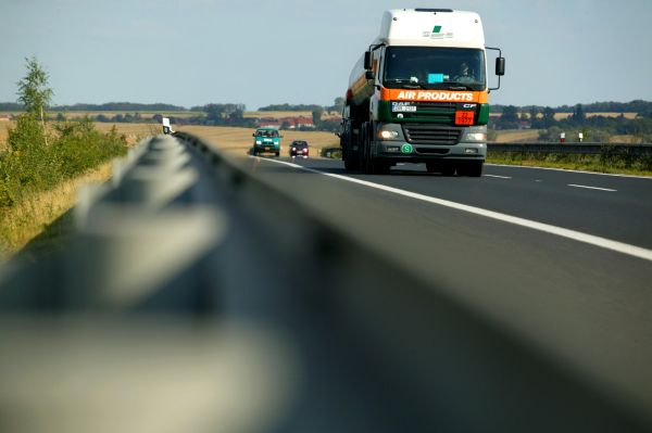 Na policii se přihlásil řidič nákladního automobilu, který v úterý ráno na dálnici D8 u Roudnice nad Labem na Litoměřicku nejspíše zabil řidiče nepojízdného vozidla (ilustrační foto).