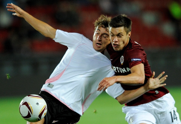 Václav Kadlec se pere s obranou Palerma.