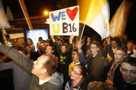 Benediktovi příznivci před apoštolskou nunciaturou v Londýně.