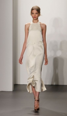 Bílá střídá černou barvu (Calvin Klein).