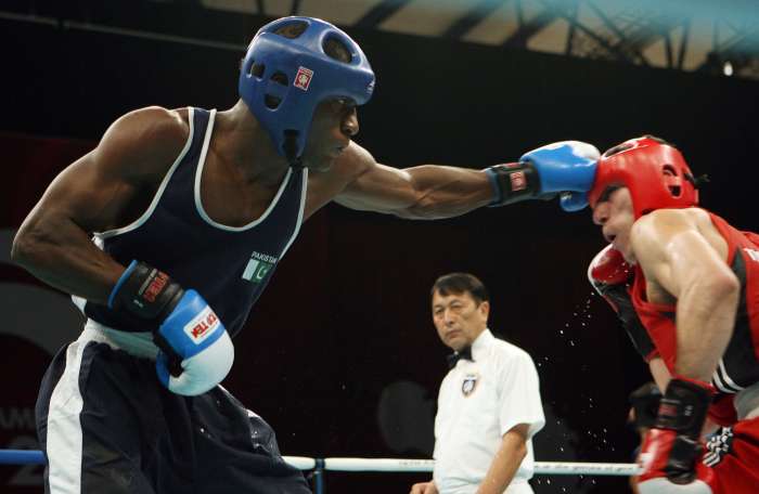 Pákistánský a turkmenský boxer (vpravo) na Asijských hrách roku 2006.