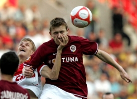 Sparťan Kucka (vpravo) a slávista Janda během loňského derby.