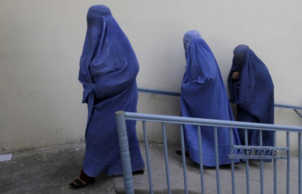Afghánské ženy jdou volit.