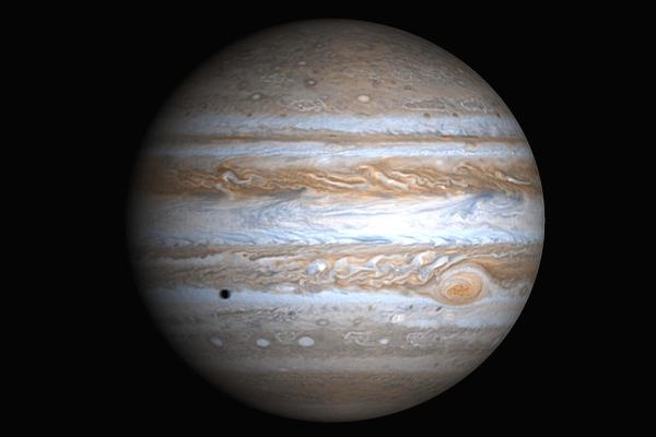 Amatérští astronomové mají příležitost pozorovat detaily na Jupiterově povrchu.