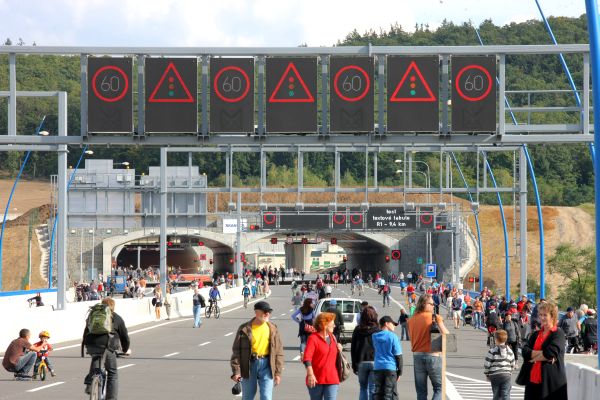 Otevření Pražského okruhu se zúčastnily tisíce lidí.