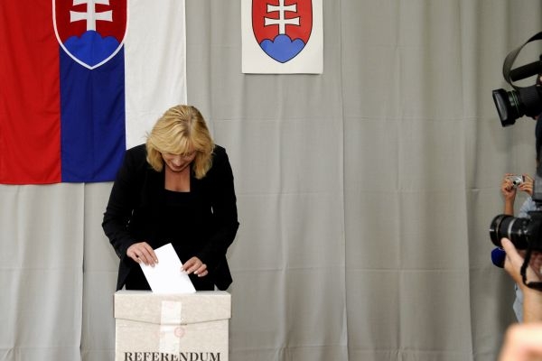 Premiérka Iveta Radičová odevzdává svůj hlas v celostátním referendu. 