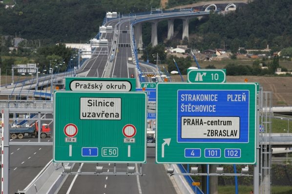 Nový most na pražském okruhu má stavební vady.