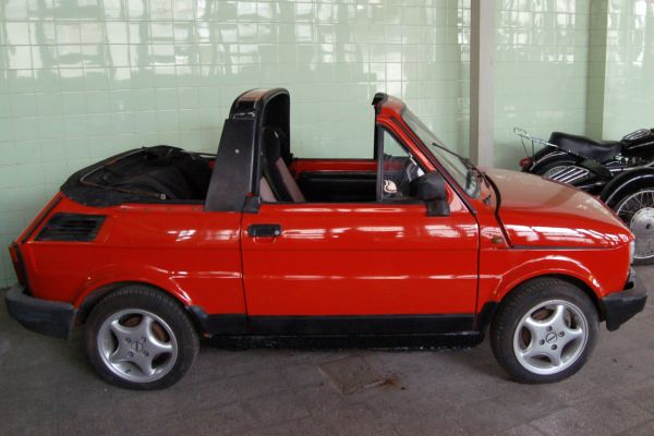 Fiat 126p se prodával v několika verzích, například jako kabriolet.