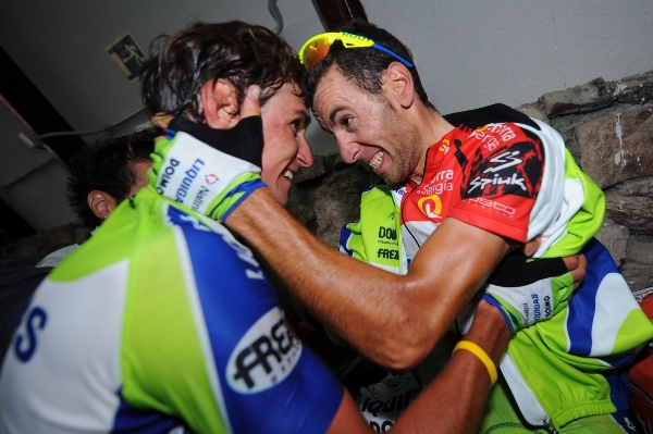 Vicenzo Nibali děkuje Romanu Kreuzigerovi (vlevo) za pomoc při Vueltě.