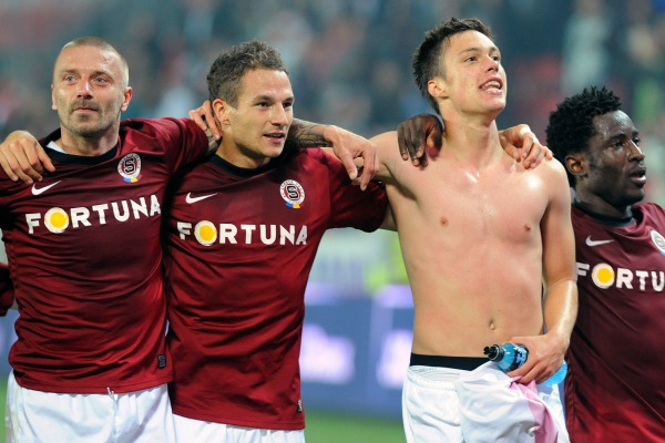 Hráči Sparty se radují po těsném vítězství v derby.