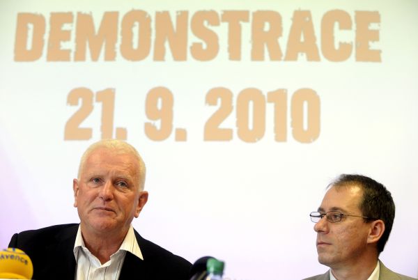 Odboráři na dnešek naplánovali protivládní demonstraci.