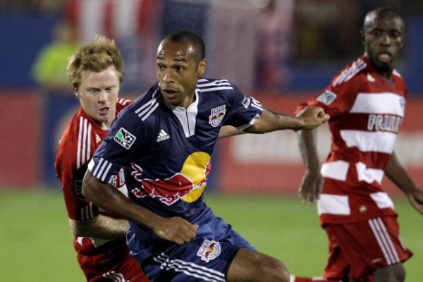 Thierry Henry (v tmavém) je zase v problémech.