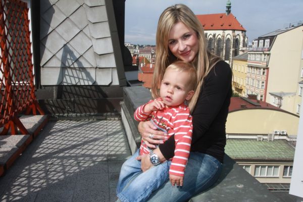 Monika Marešová s malým Matějem.