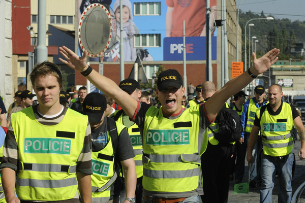 Demonstrující policisté v ulicích Prahy.