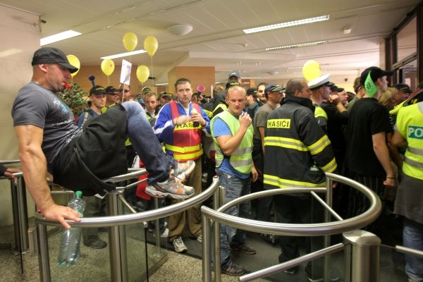 Několik desítek demostrantů proniklo do budovy ministerstva vnitra.