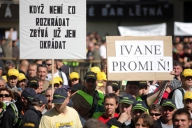 Transparenty jsou přehlídkou lidové tvořivosti.