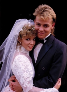 Kylie Minogue a Jason Donovon v seriálu Neighbours.