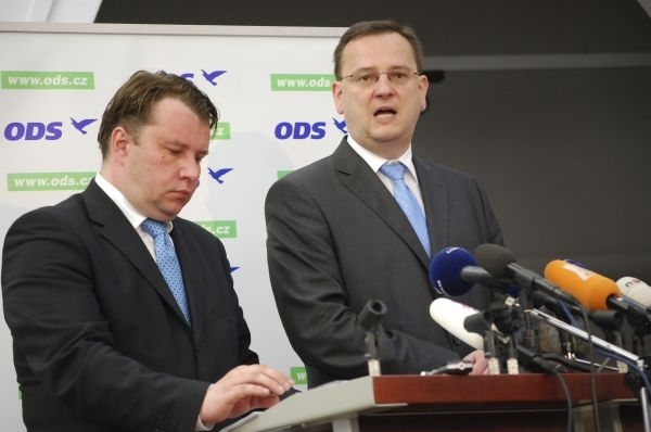 Premiér Petr Nečas (vpravo) a ministr průmyslu Martin Kocourek.