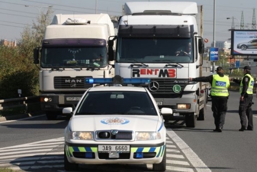 Kamiony už při cestě od dálnice D1 na D5 nesmějí jezdit po Jižní spojce. To řidičům dnes vysvětlovali strážníci.