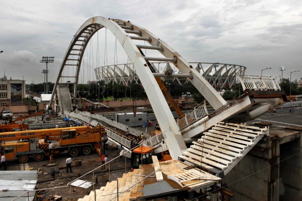 Zřícená lávka v Dillí u stadionu Džaváharlála Néhrúa.