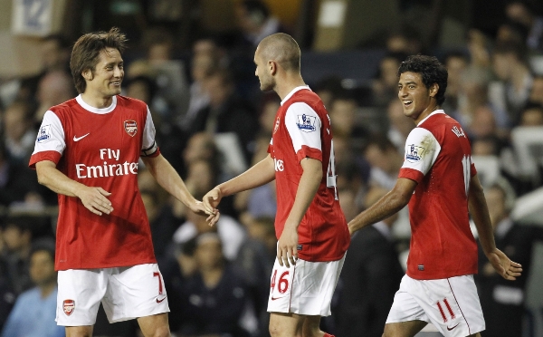 Tomáš Rosický (vlevo) se spoluhráči v duelu s Tottenhamem.