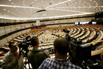 Europoslanci ve prospěch příbuzných po obětech leleckých havárií.