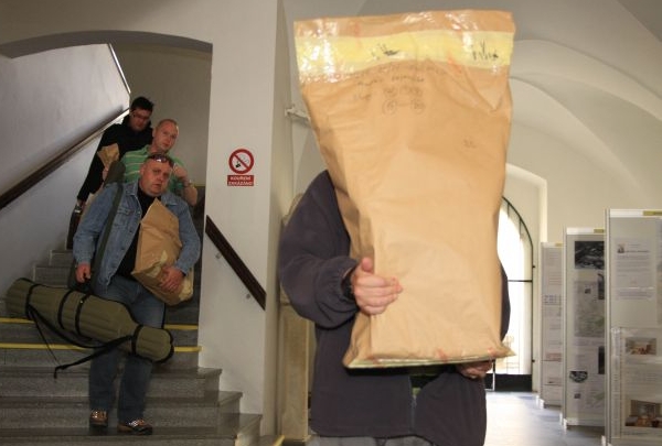 Protikorupční policie odváží písemnosti k dalšímu zkoumání. Protikorupční policie odváží písemnosti k dalšímu zkoumání.