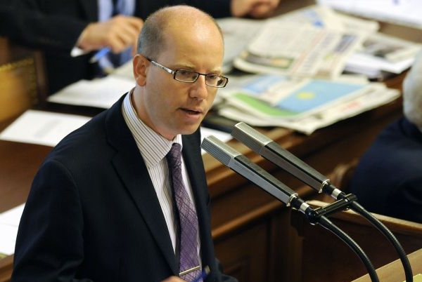 Bohuslav Sobotka přednáší o údajné armádní korupci. Bohuslav Sobotka přednáší o údajné armádní korupci.